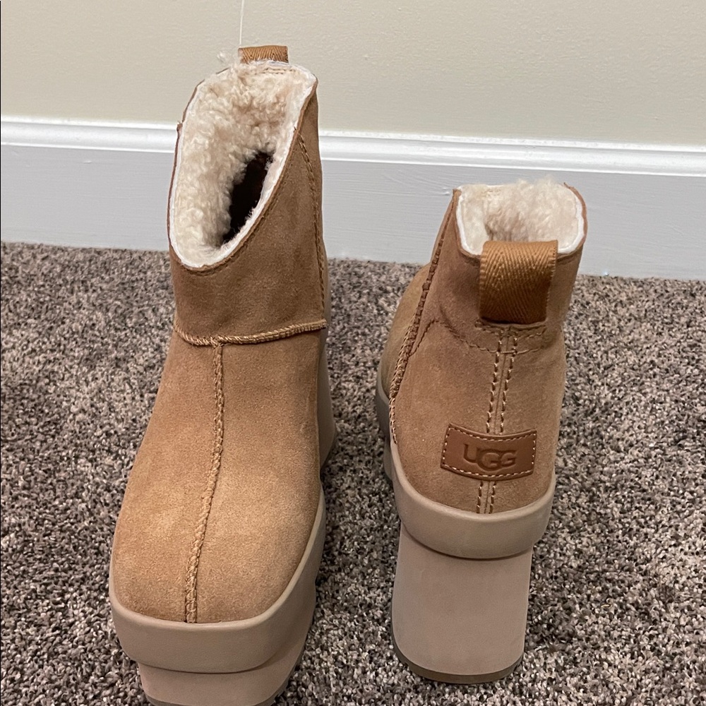 NWOT UGG Women's Mini New Heights Tan Platform Boots